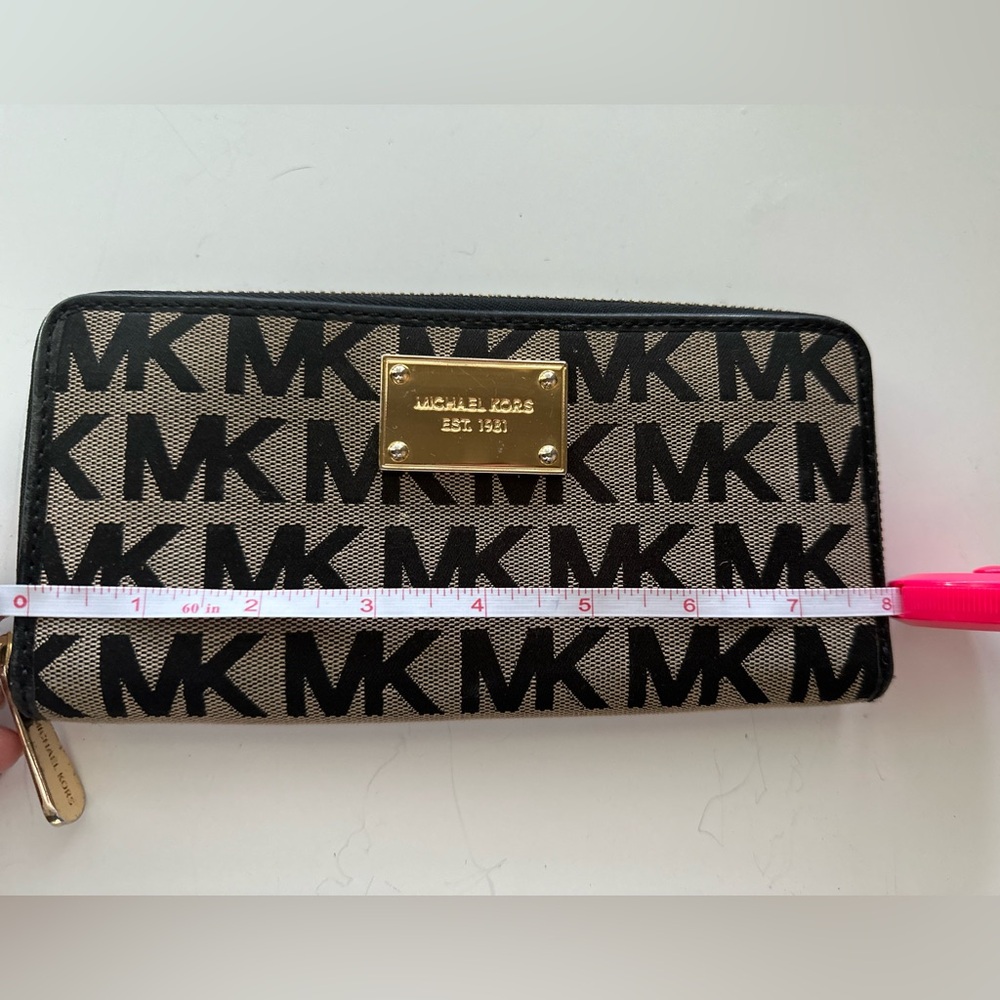 Michael Kors East West Signature Wallet - Picture 6 of 11